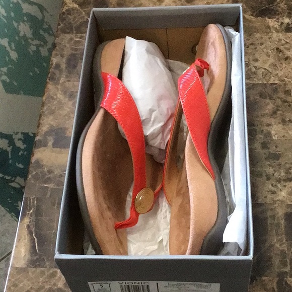 New in Box Vionic Orthaheel Hilda Cherry Sandals 7 Wide - Picture 5 of 5